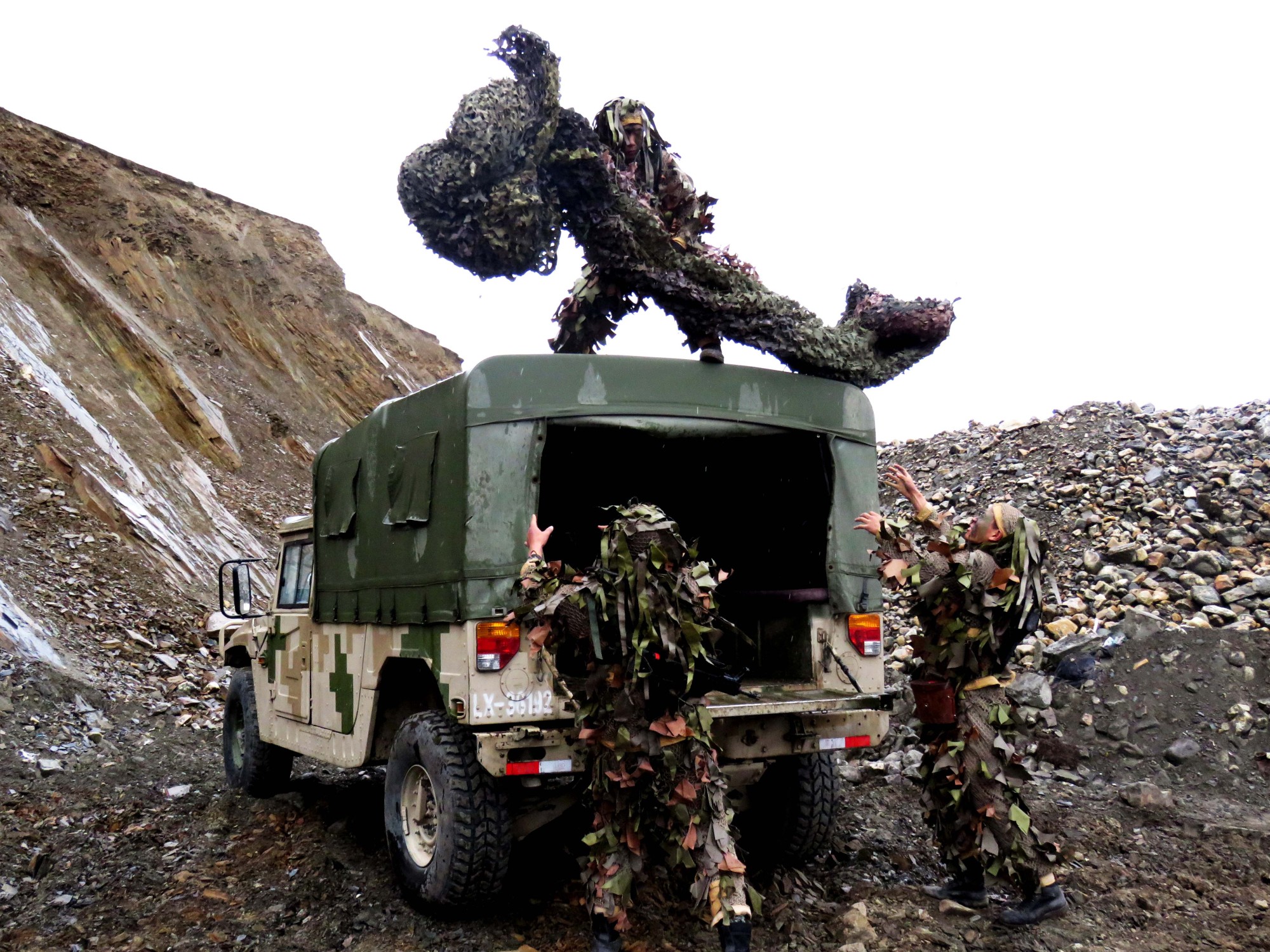 陆军第77集团军某旅组织侦察兵开展实战化演练_央广网