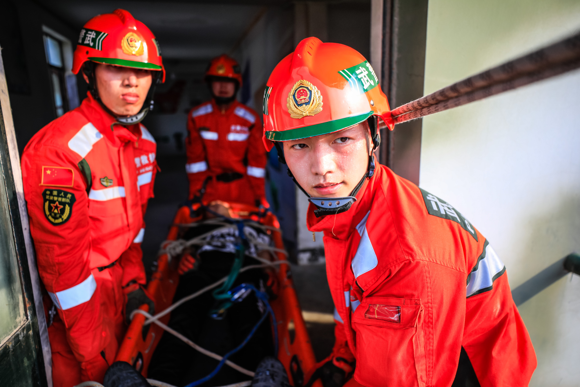 武警上海总队机动第一支队开展应急救援演练_央广网