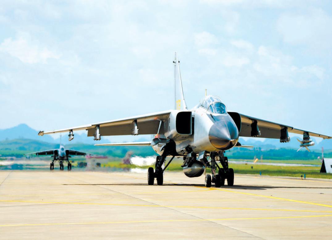 南部战区空军某旅开展飞行训练_央广网