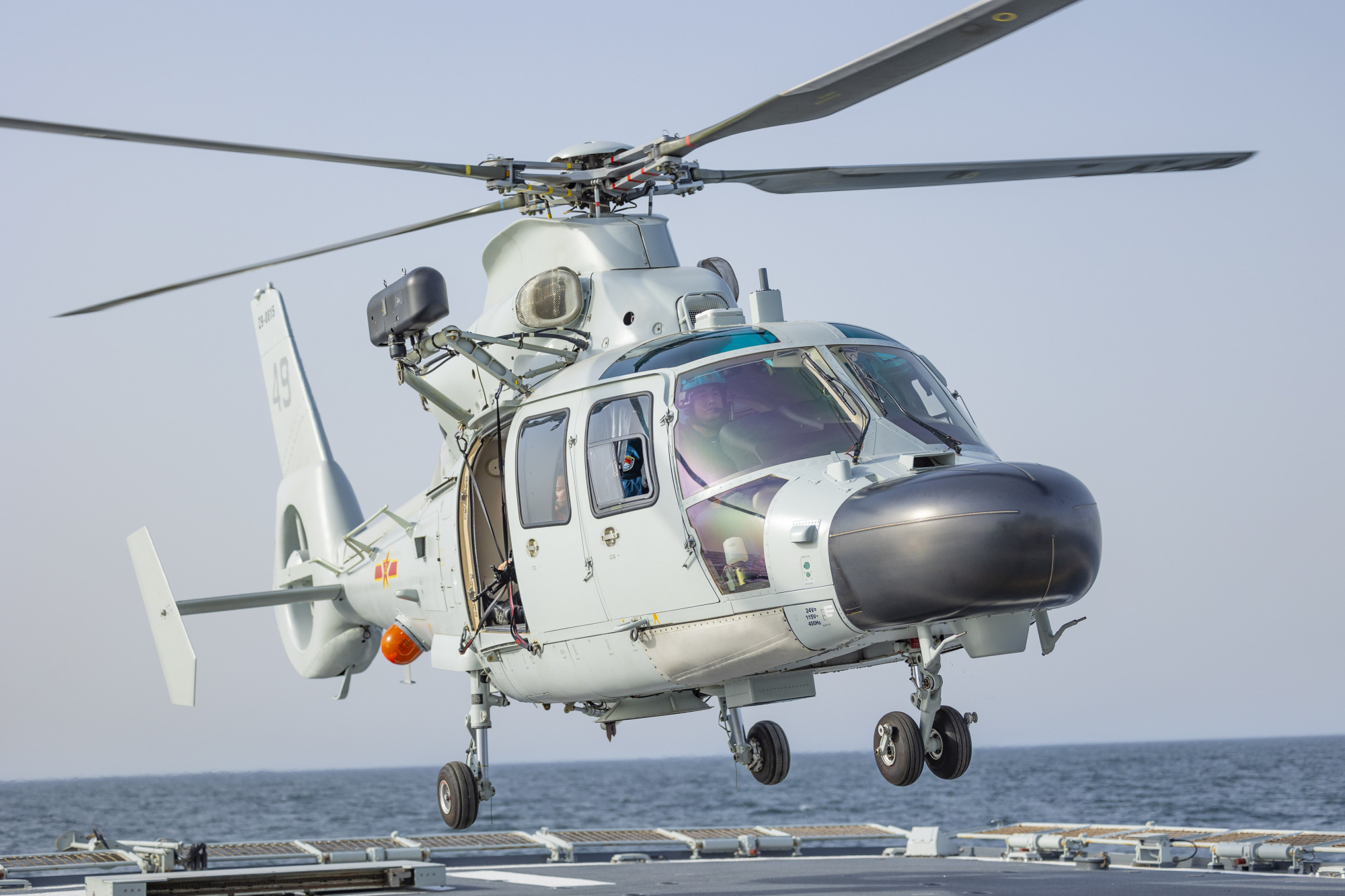 海军第41批护航编队组织舰载直升机开展多课目训练_央广网