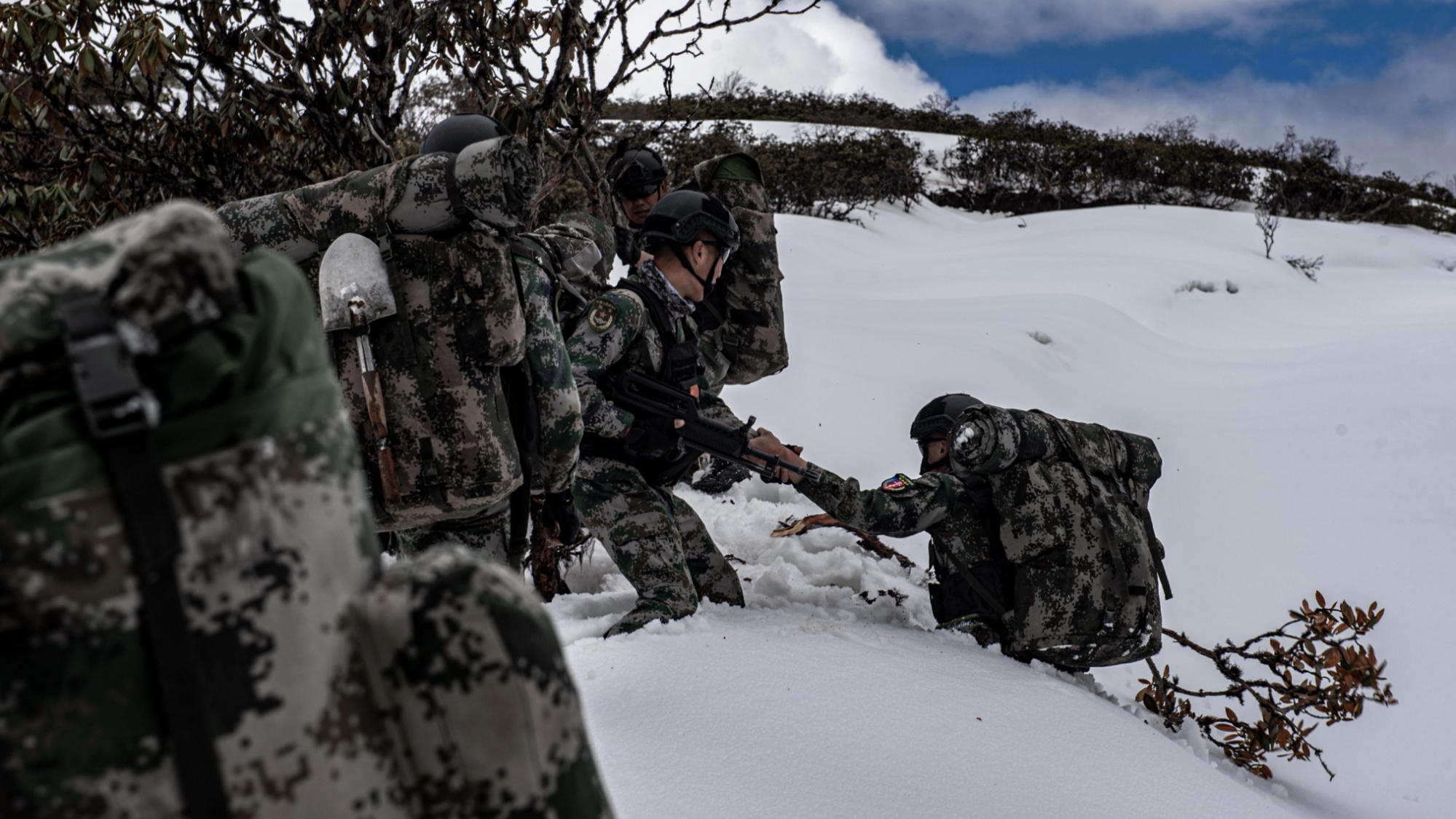 强军摄影作品展映踏雪征峰我们在高原雪山上奋斗强军