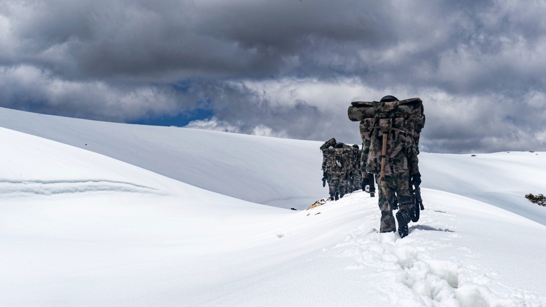 官兵全力以赴,征服一座座高原雪峰,把强军奋斗足迹深深印刻在雪域之巅