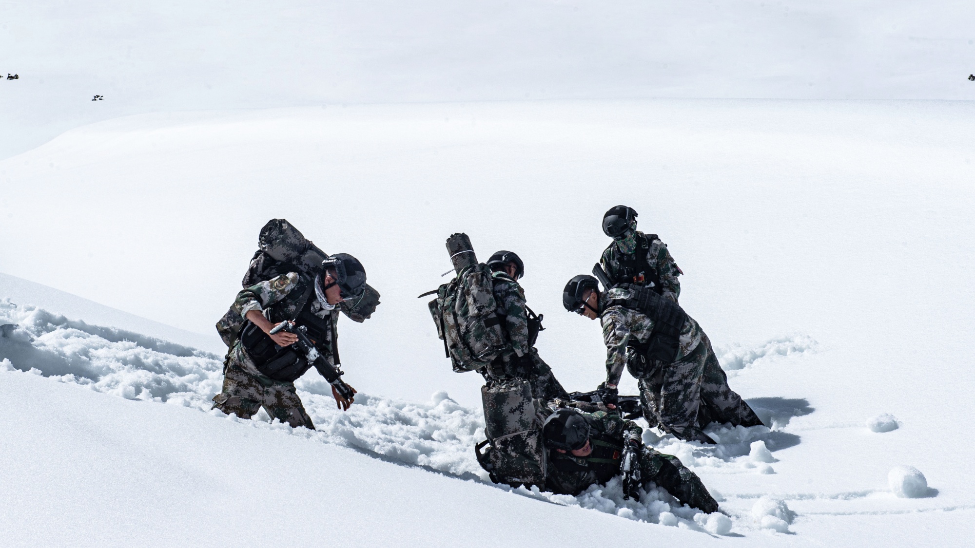 战士爬雪山图片