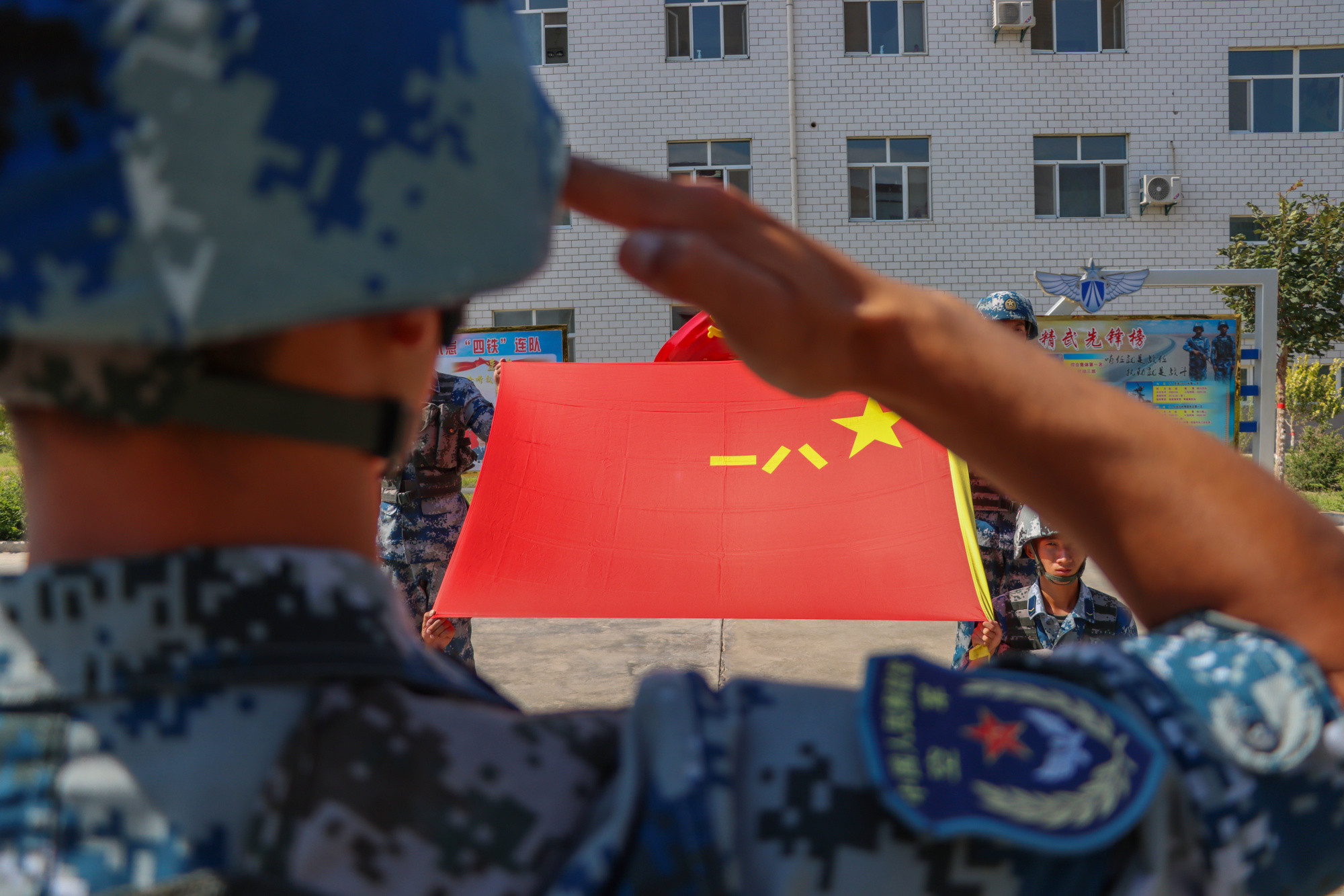 空军西安飞行学院某旅开展"致敬军旗"宣誓活动