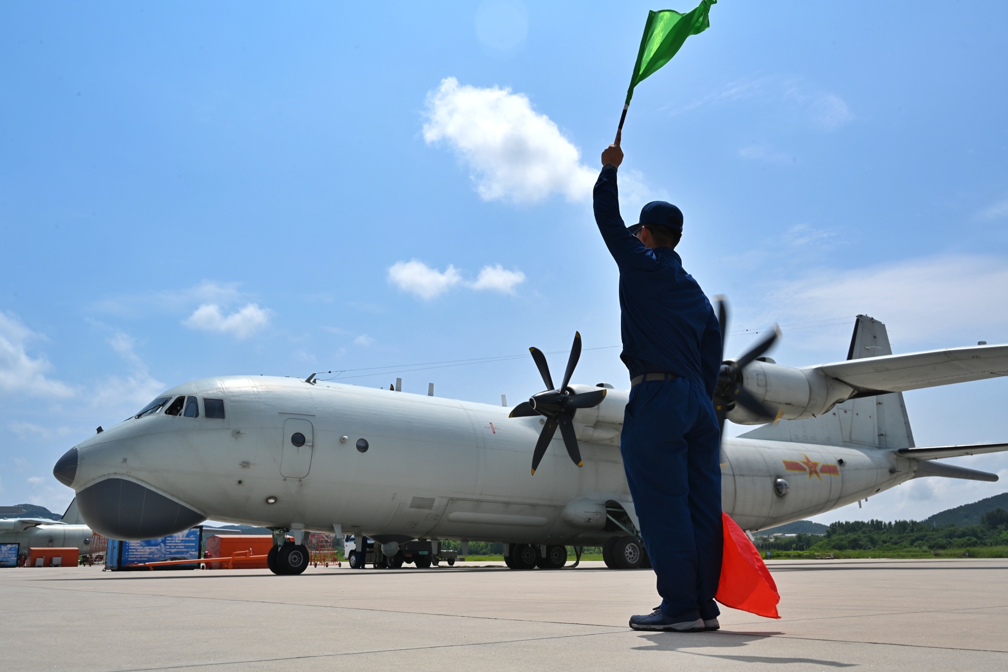 北部战区海军航空兵某勤务大队开展反潜训练_央广网