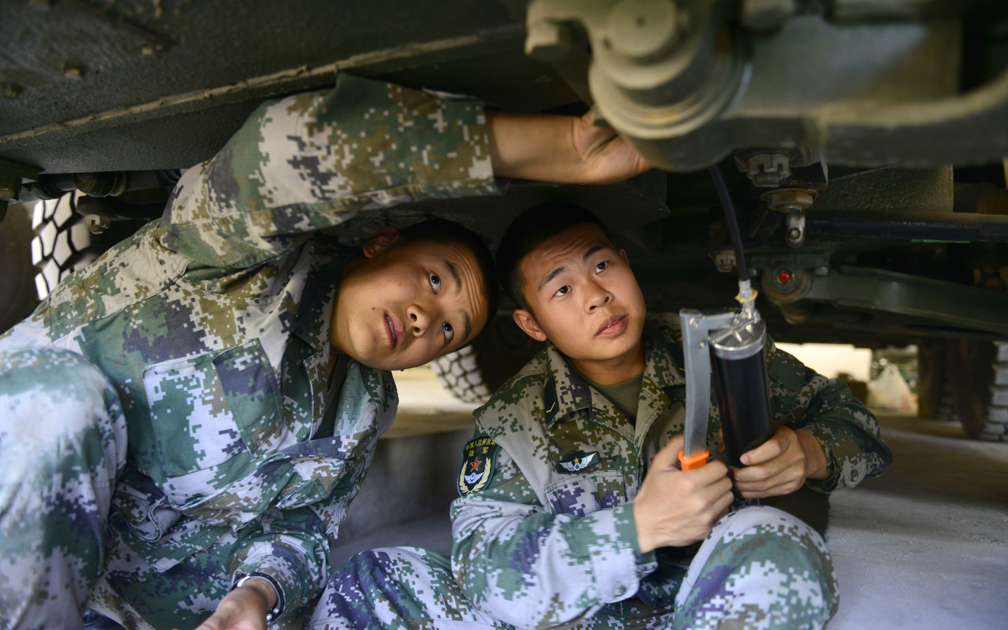 西部戰區陸軍某綜合訓練基地開展裝甲車駕駛學兵集訓_央廣網