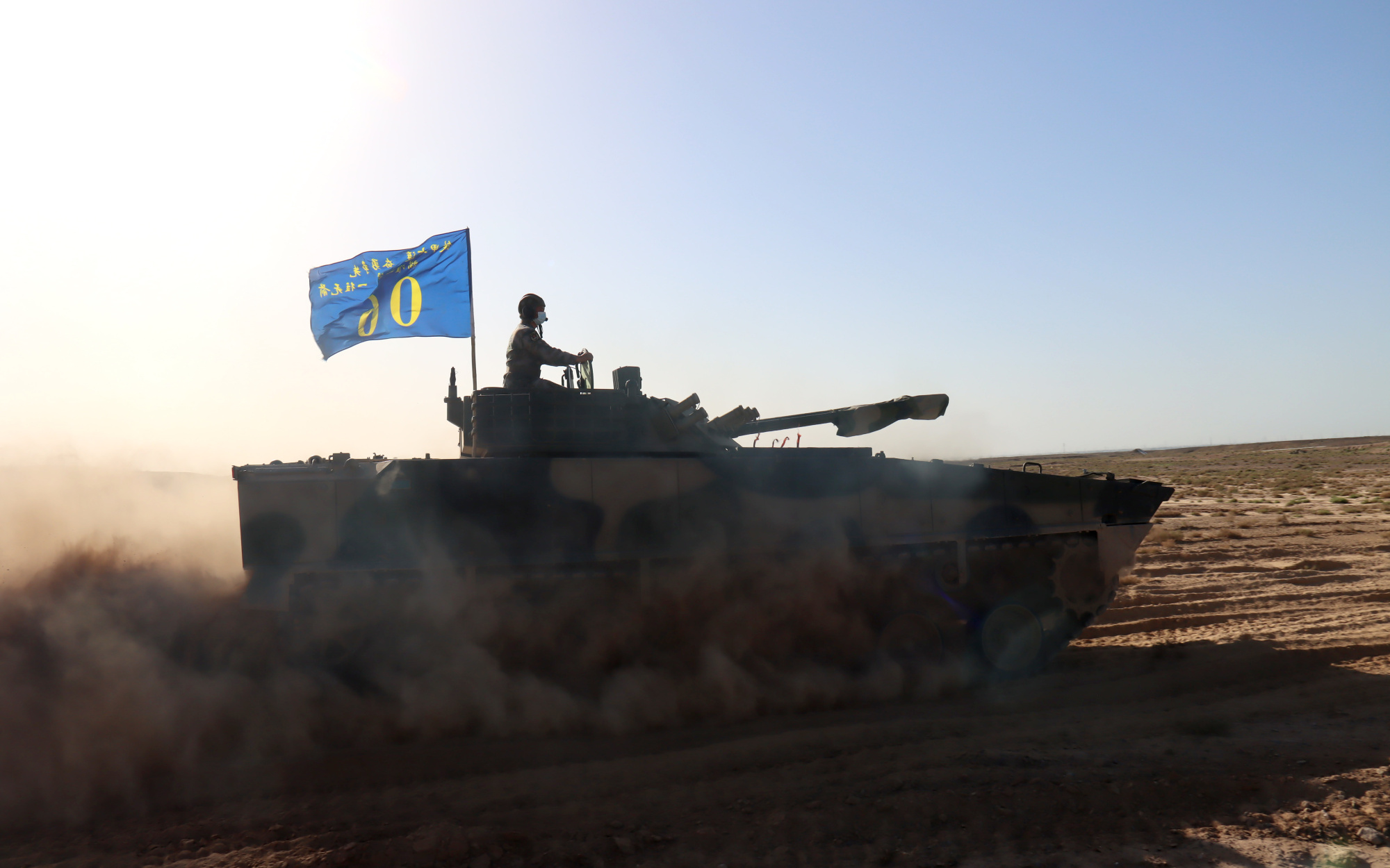 西部战区陆军某综合训练基地开展装甲车驾驶学兵集训_央广网