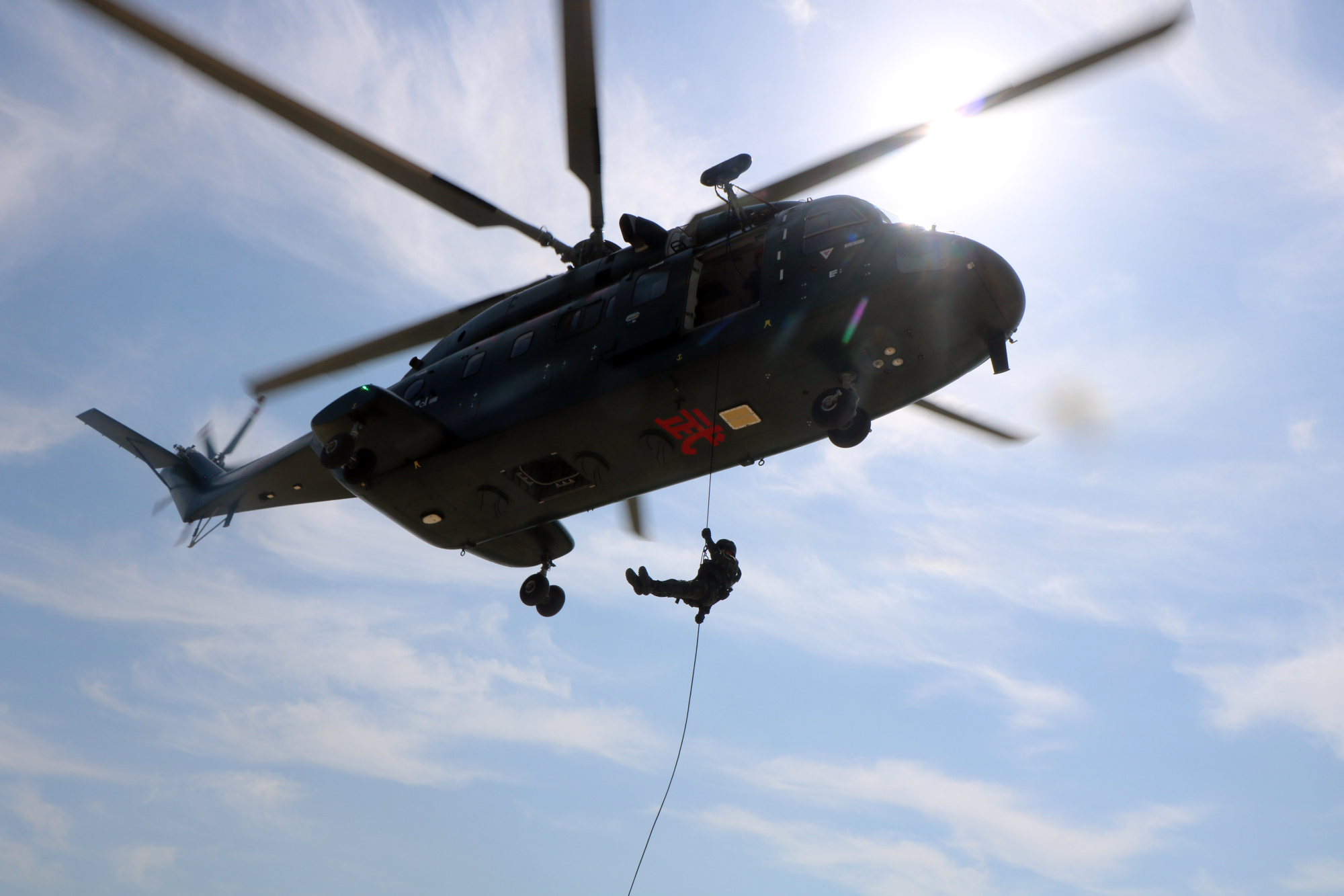 武警第一机动总队某支队开展搭乘直升机融合训练