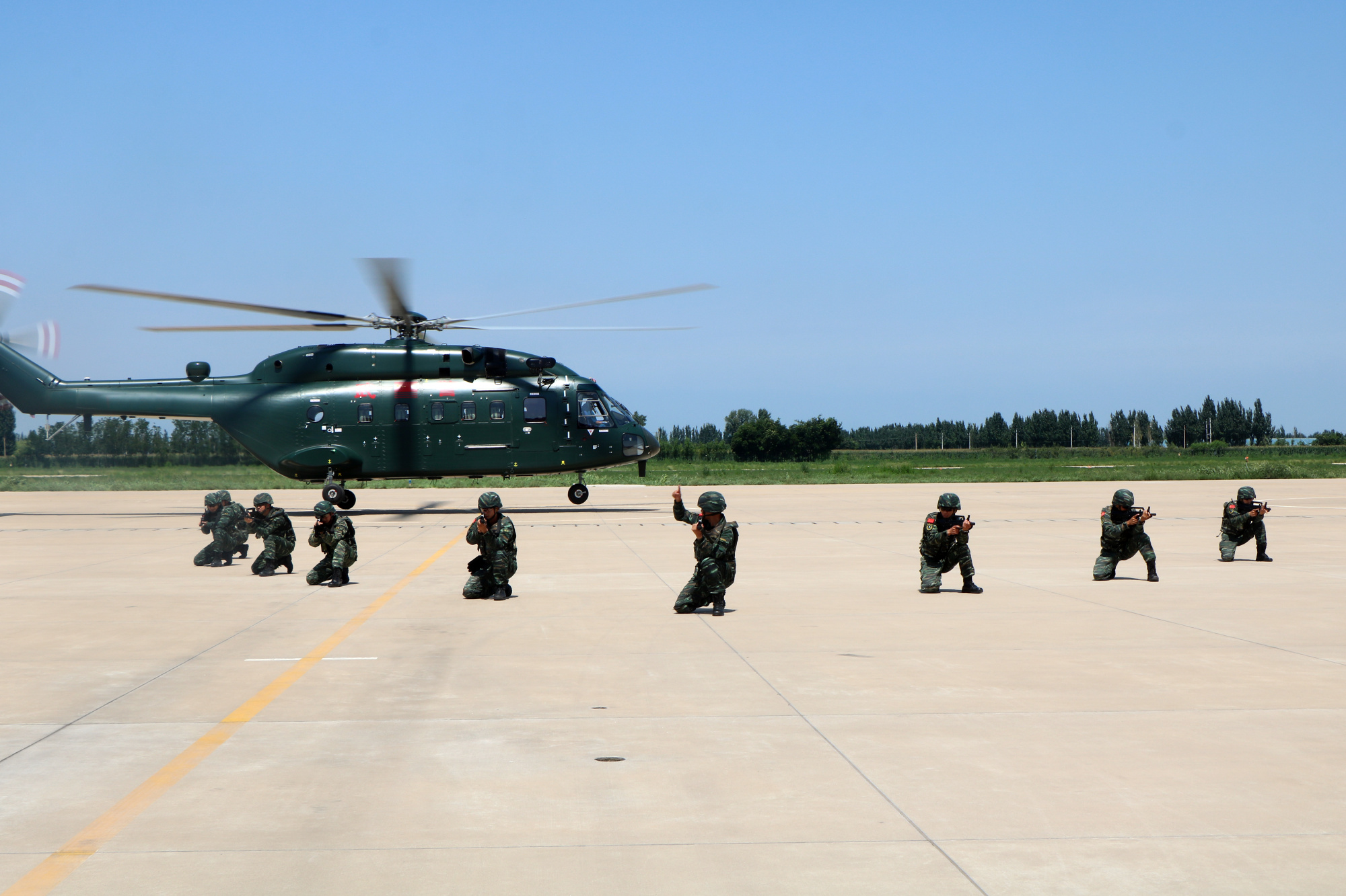 武警第一机动总队某支队开展搭乘直升机融合训练