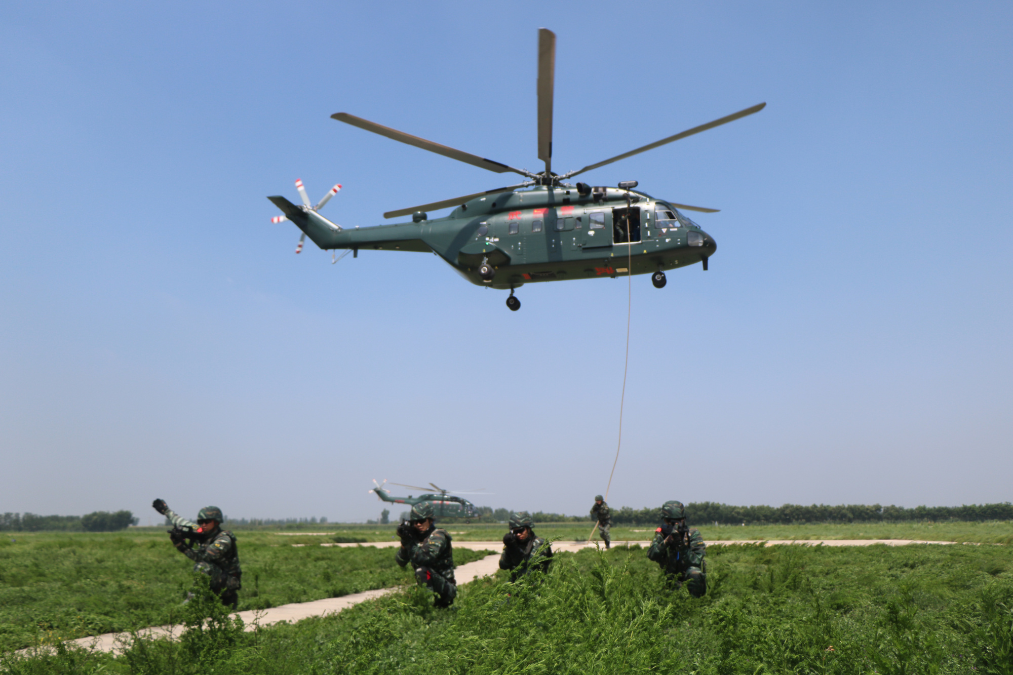 武警第一机动总队某支队开展搭乘直升机融合训练_央广网