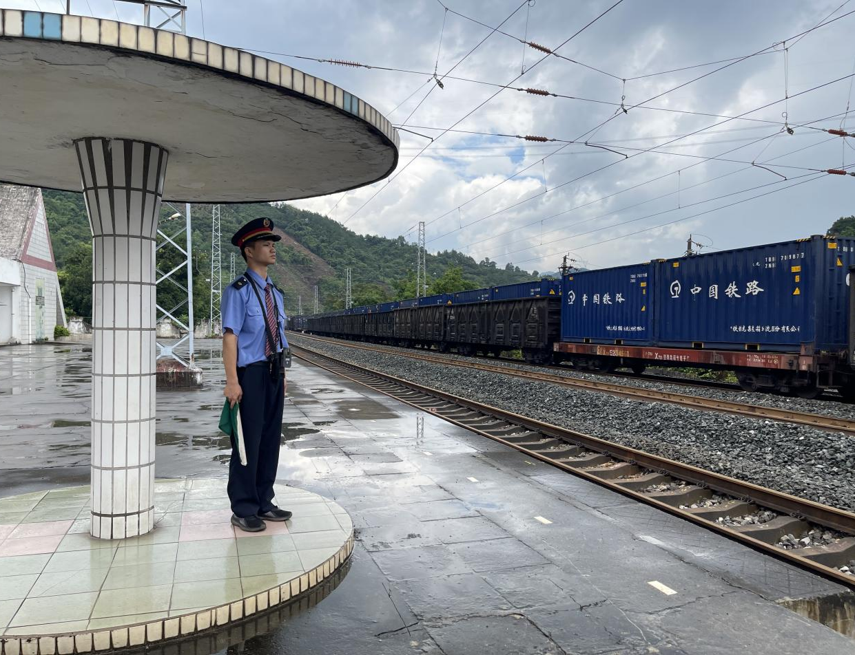 时尚染发指南：湛江城市美容师分享最新趋势