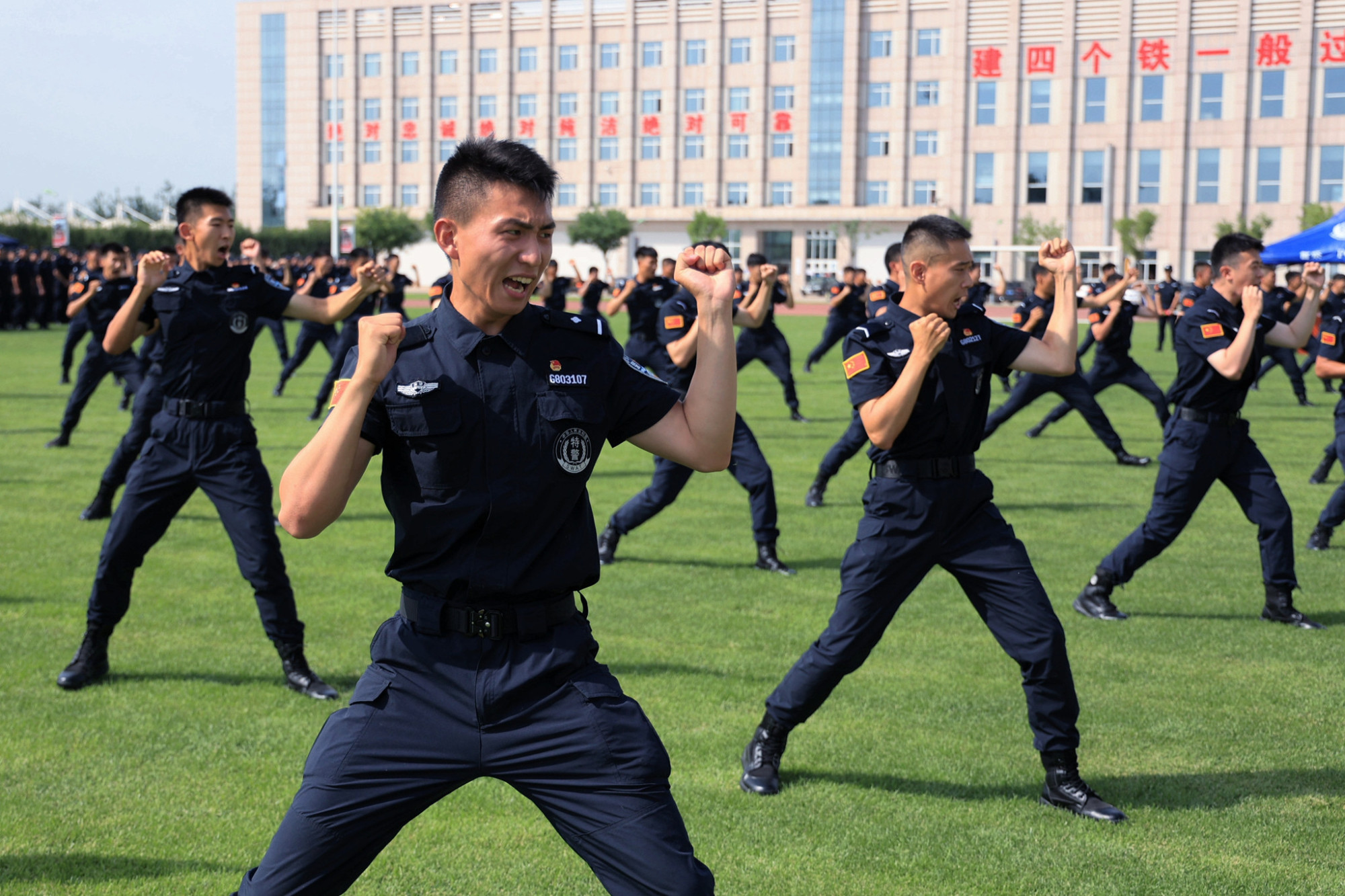 奋斗者正青春地表40c天津公安特警总队直面烤验