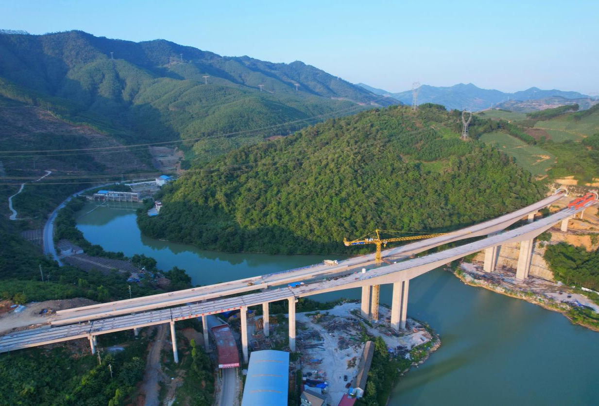广西田西高速八书驮娘江特大桥实现双幅贯通_央广网