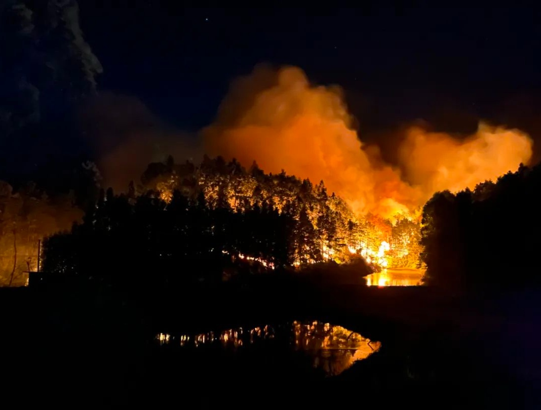 四川泸州市泸县发生一起森林火情目前火势已得到全面控制