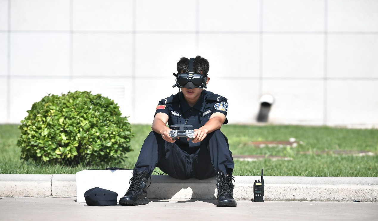 天津公安特警穿越机中队用青春诠释担当