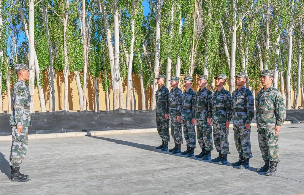 陆军第76集团军"铁拳旅"组织2022届新毕业学员排长岗前集训