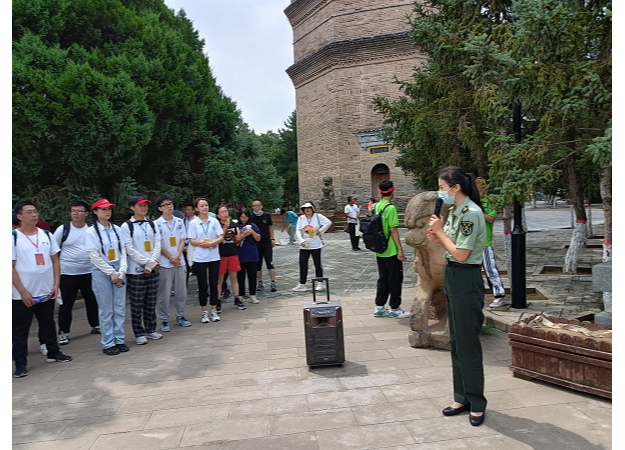 通讯员供图)寻访梁家河,重走知青路在梁家河,实践团成员顶着炎炎烈日