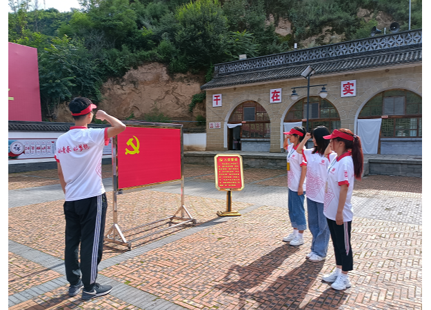 梁家河举行重温入党誓词活动(央广网发 通讯员供图)延安精神培育了一