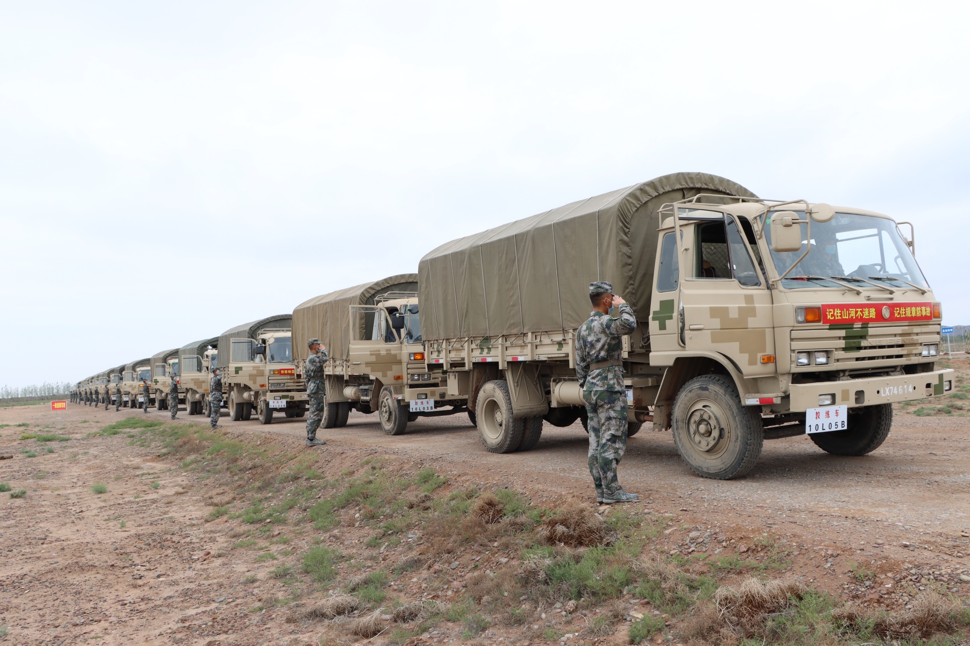 西部战区陆军某综合训练基地开展汽车驾驶学兵结业考核_央广网
