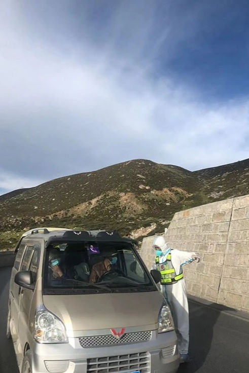 甘孜日报社供图近日,四川省甘孜州得荣县驰援巴塘防疫工作队的大学生