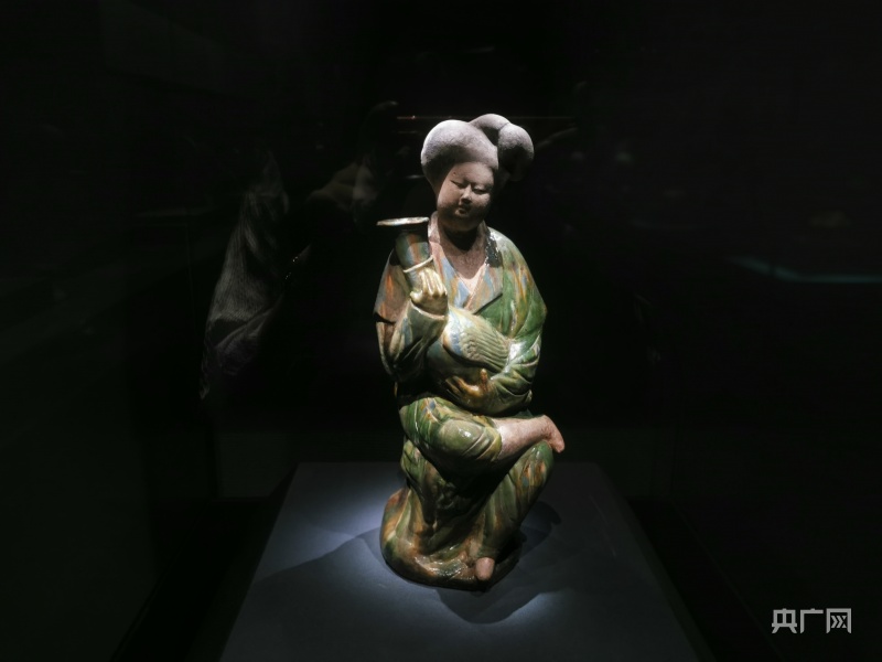 唐三彩　珍品　 唐三彩是唐代瓷器中的精華，更是我國瓷器的珍品。