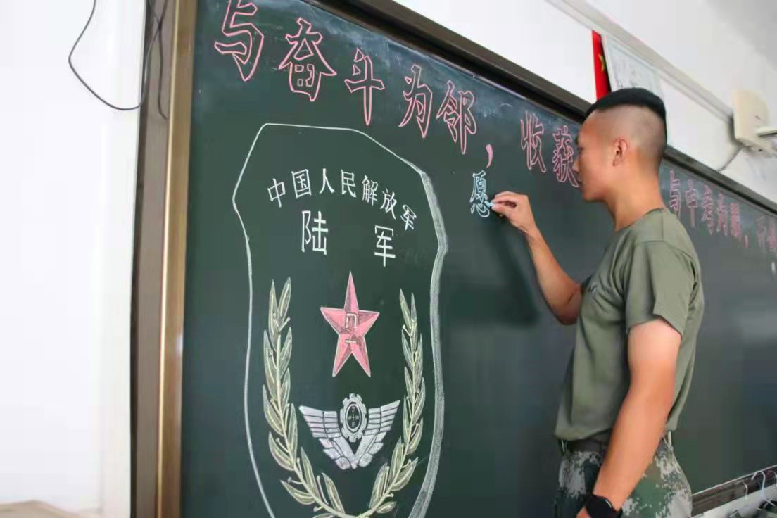 陆军第83集团军某旅借宿校舍后留下黑板报_央广网