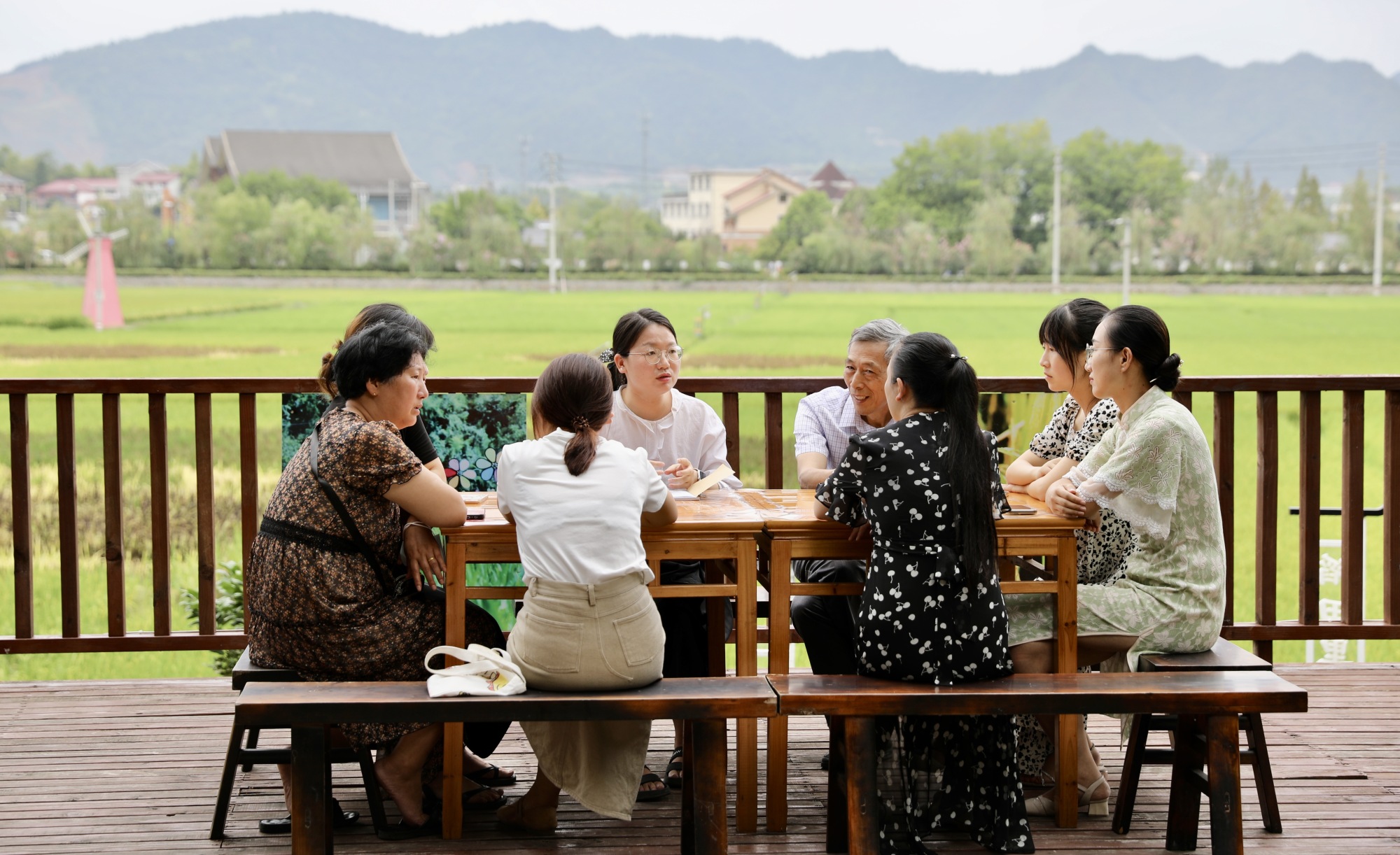 稻田边的理论宣讲(央广网发 建德市委宣传部供图)理论宣讲要接地气,要