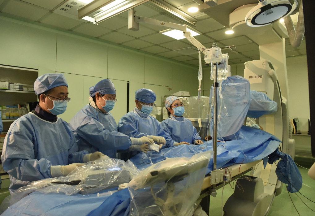 哈医大二院完成全球首例应用ivusoct一体机全程指导心脏支架介入手术