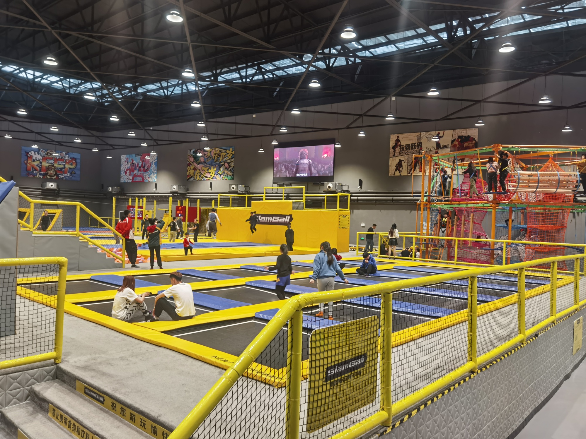 超火网红蹦床就在哈尔滨世界欢乐城_央广网