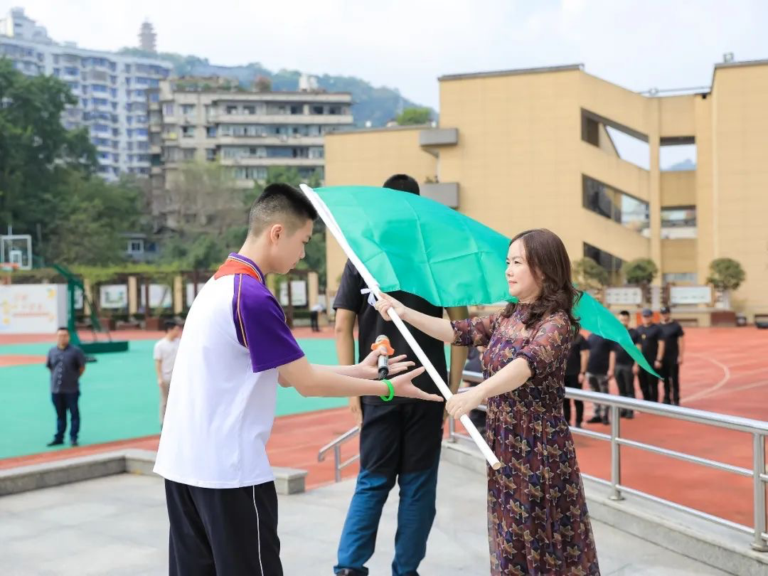 向阳生长重庆第五十七中学举办新生入学礼活动