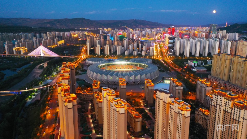 航拍青海古城西宁夜色美