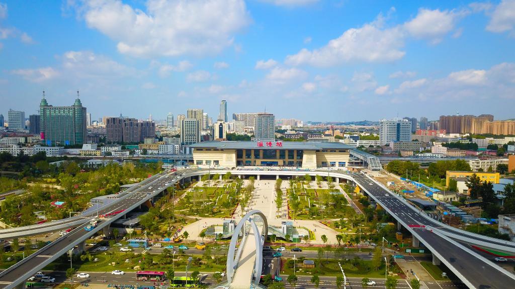 当日,由中铁十局承建的新建淄博站南站房及南广场交通枢纽工程正式