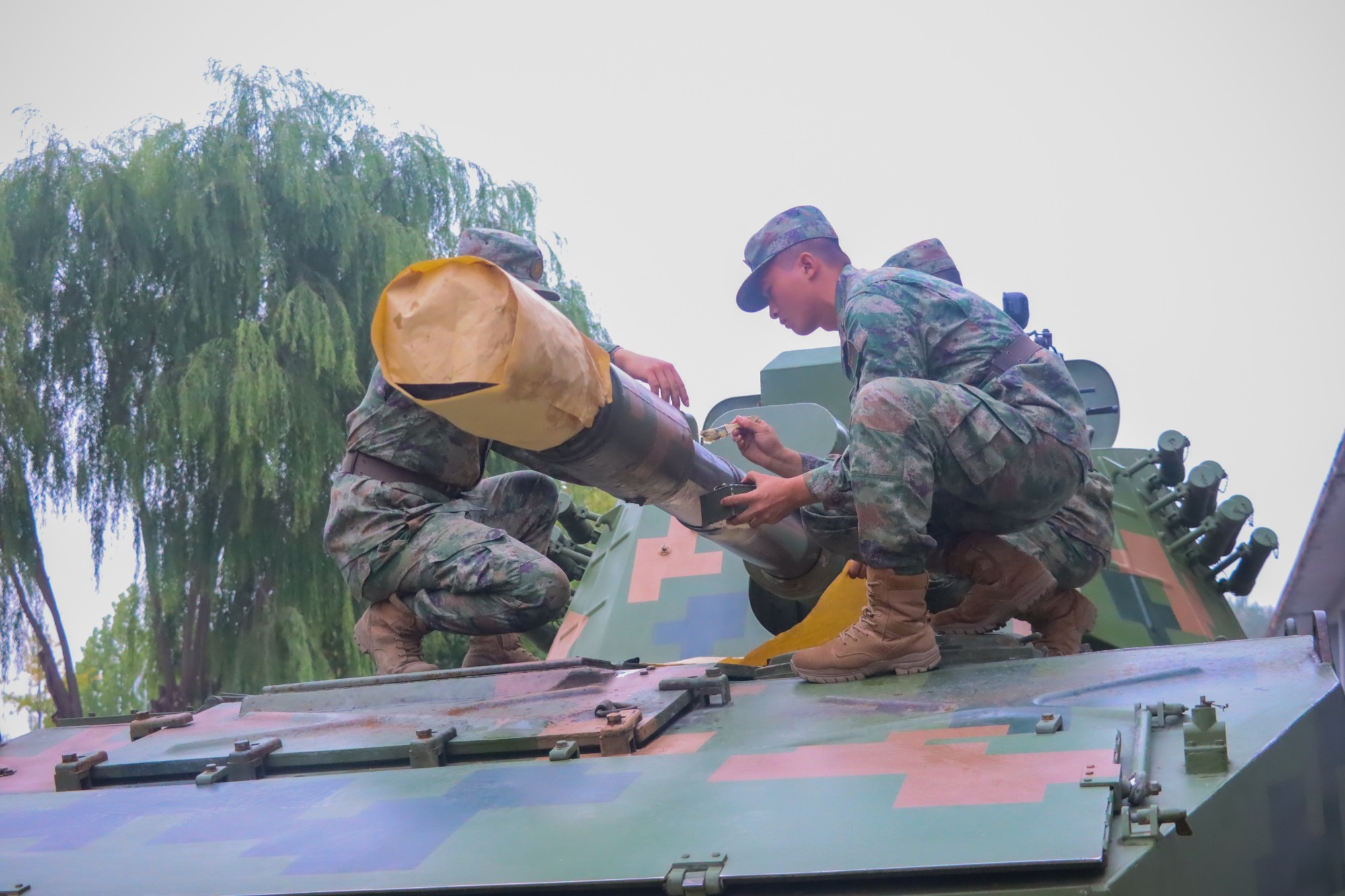 陆军第80集团军某旅开展装备换季保养工作_央广网