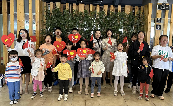 为祖国送祝福"环节,在场家庭积极参与,纷纷祝愿"我们的祖国越来越强大