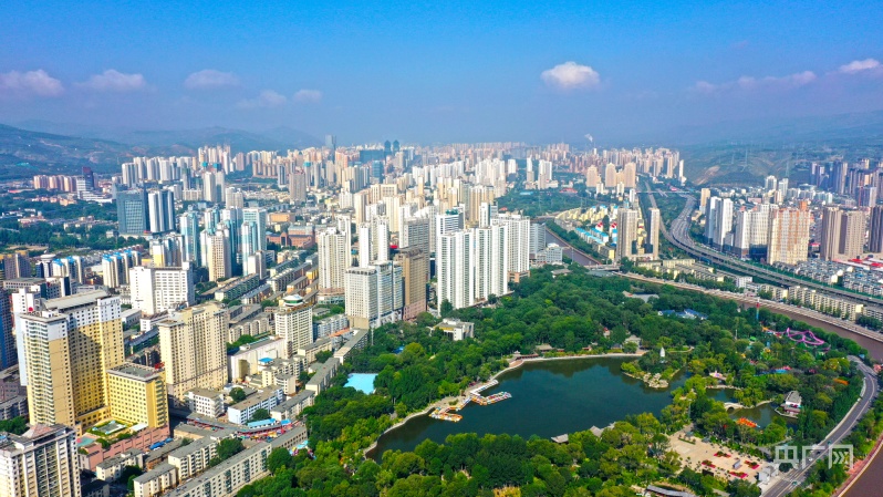 航拍西宁市城西区一角(央广网记者  张海东  摄)