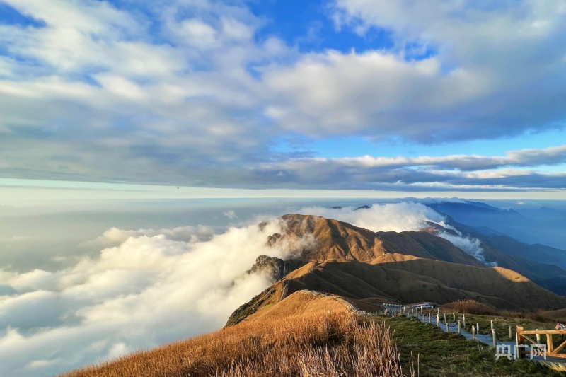 江西武功山：云海翻涌 深秋美景惹人醉