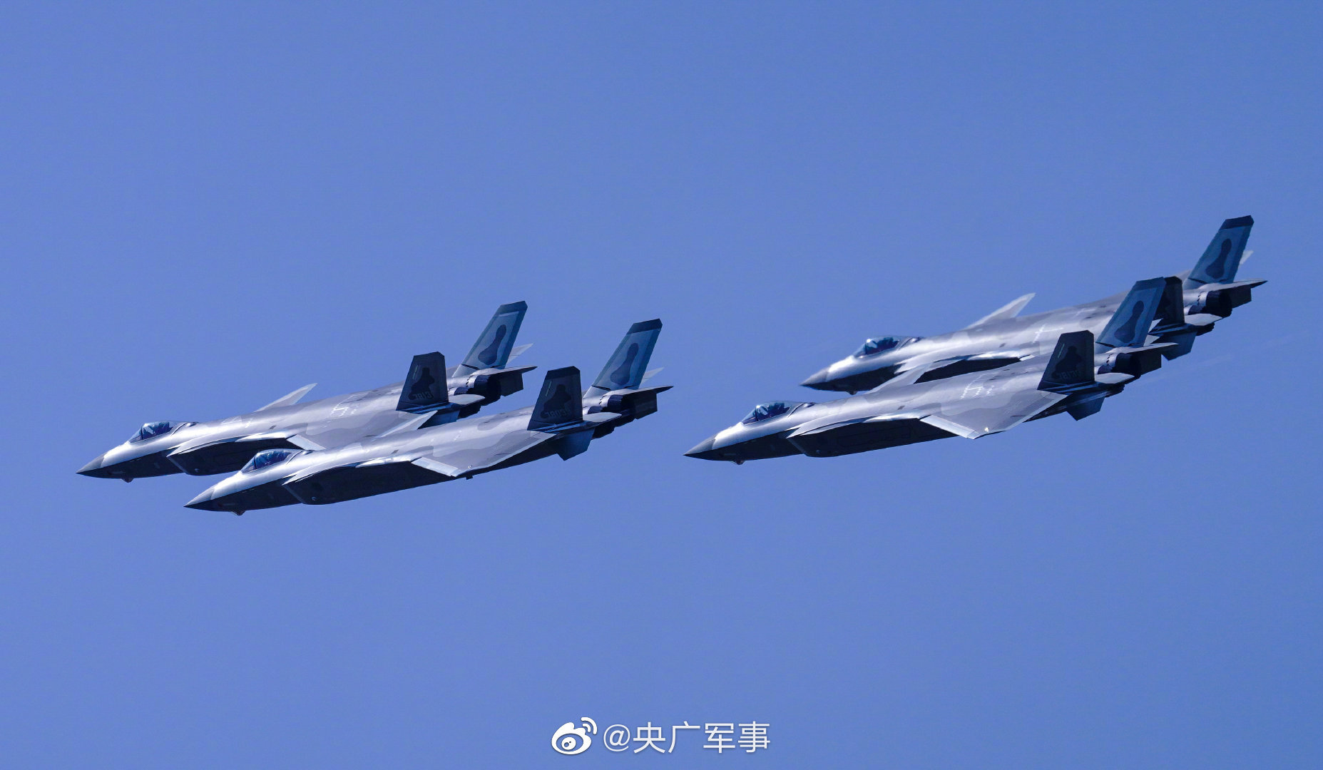 歼20四机编队冲入云霄