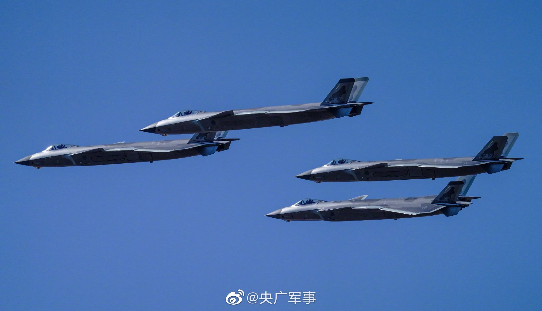 歼20四机编队冲入云霄