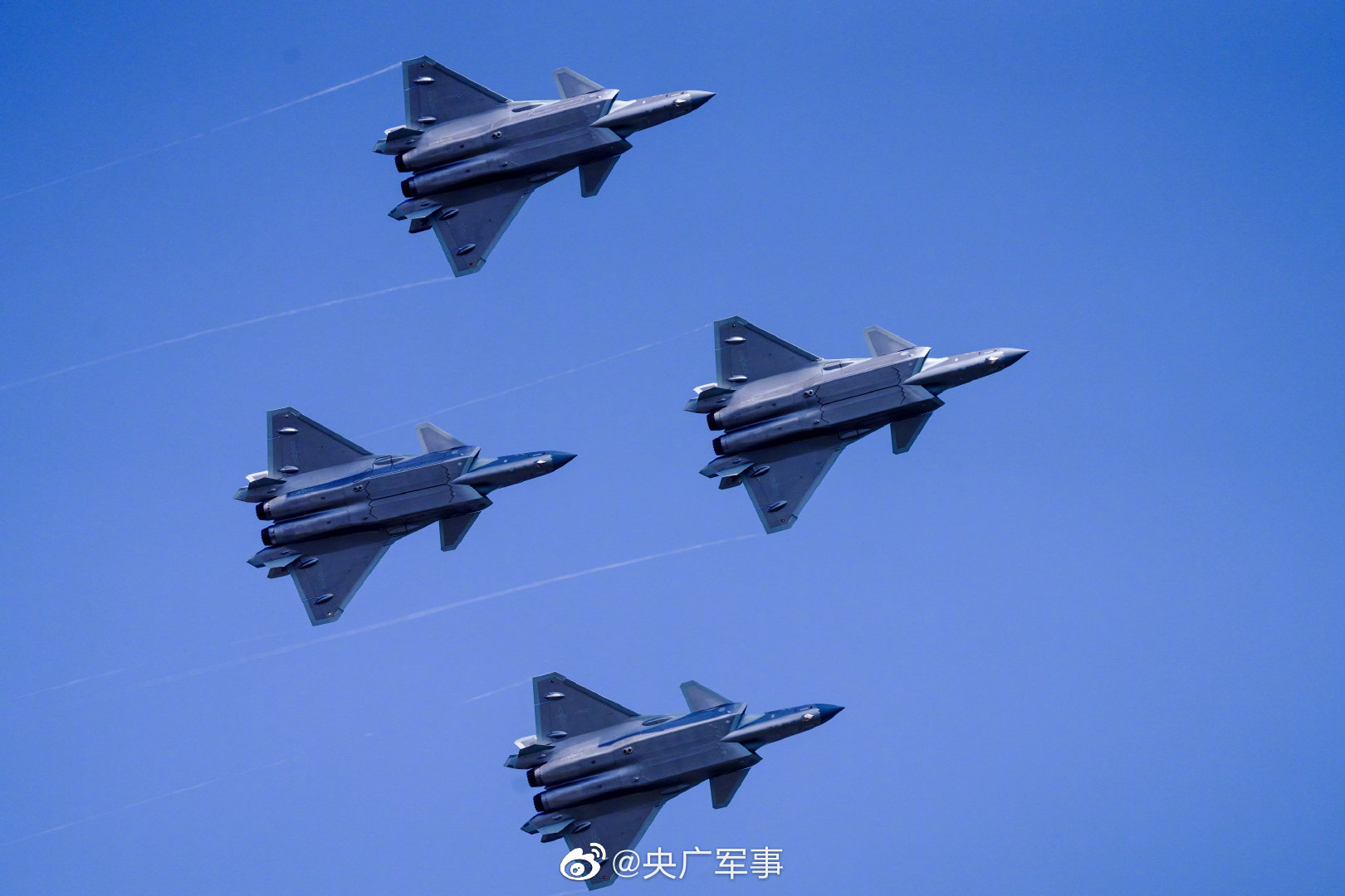 歼20四机编队冲入云霄_央广网