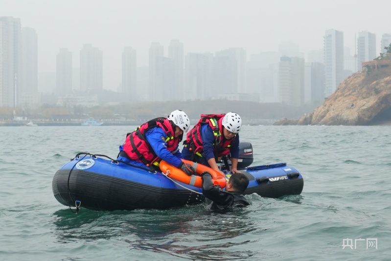 强化安全应急保障工作  大连举行2022年海域救援演练
