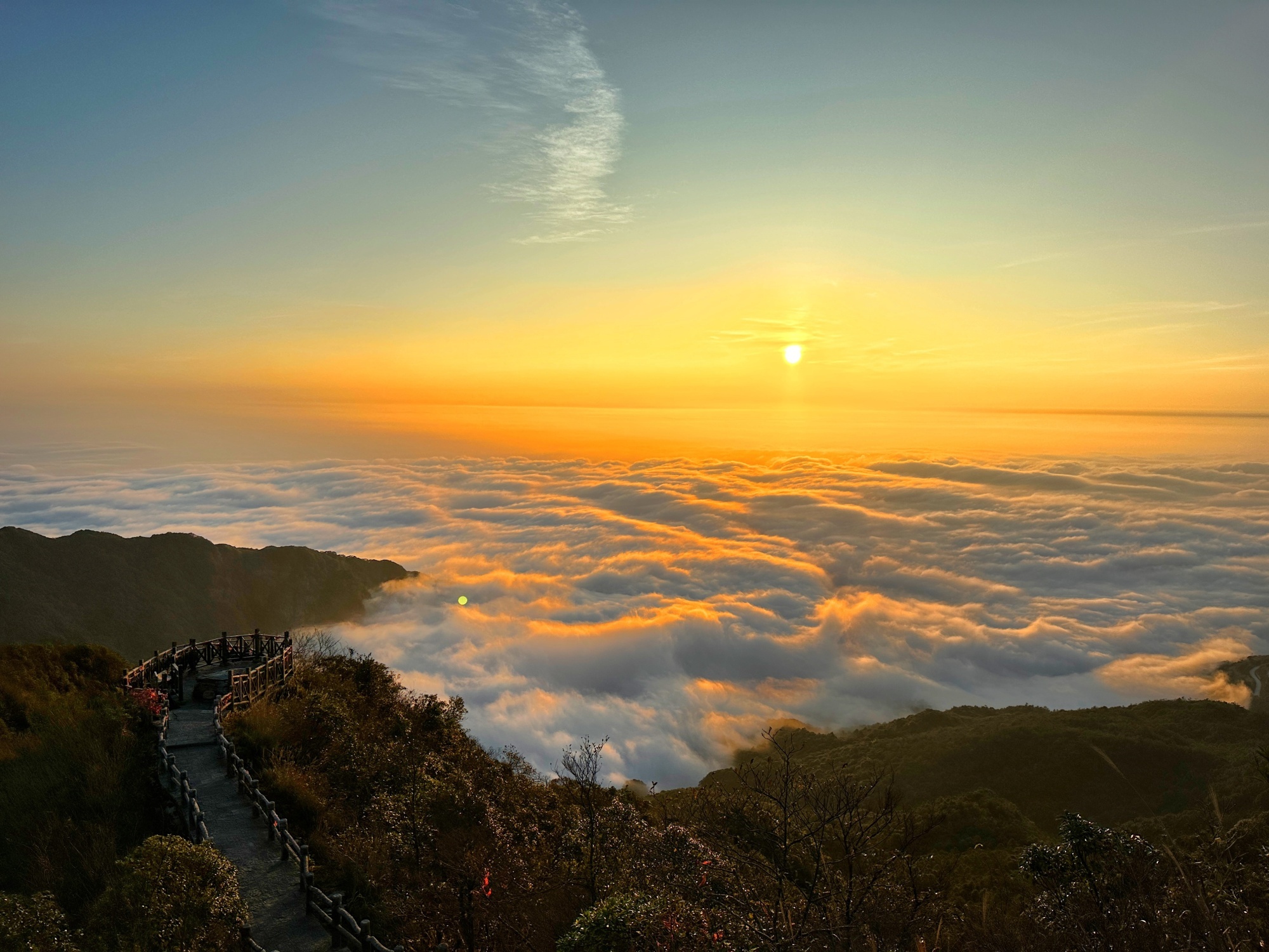 广西大明山出现云海景观云雾缭绕宛若人间仙境