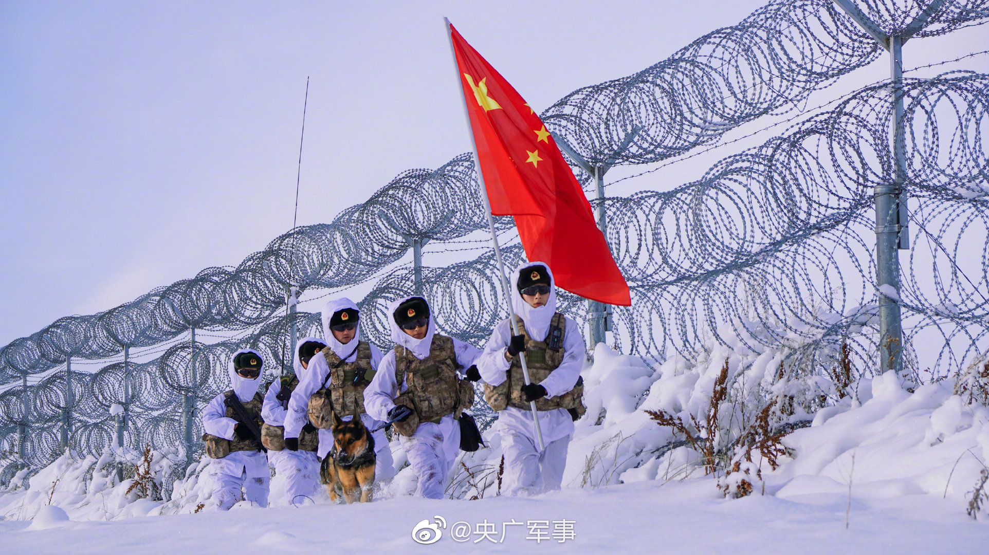 辛苦了边防官兵踏雪巡逻