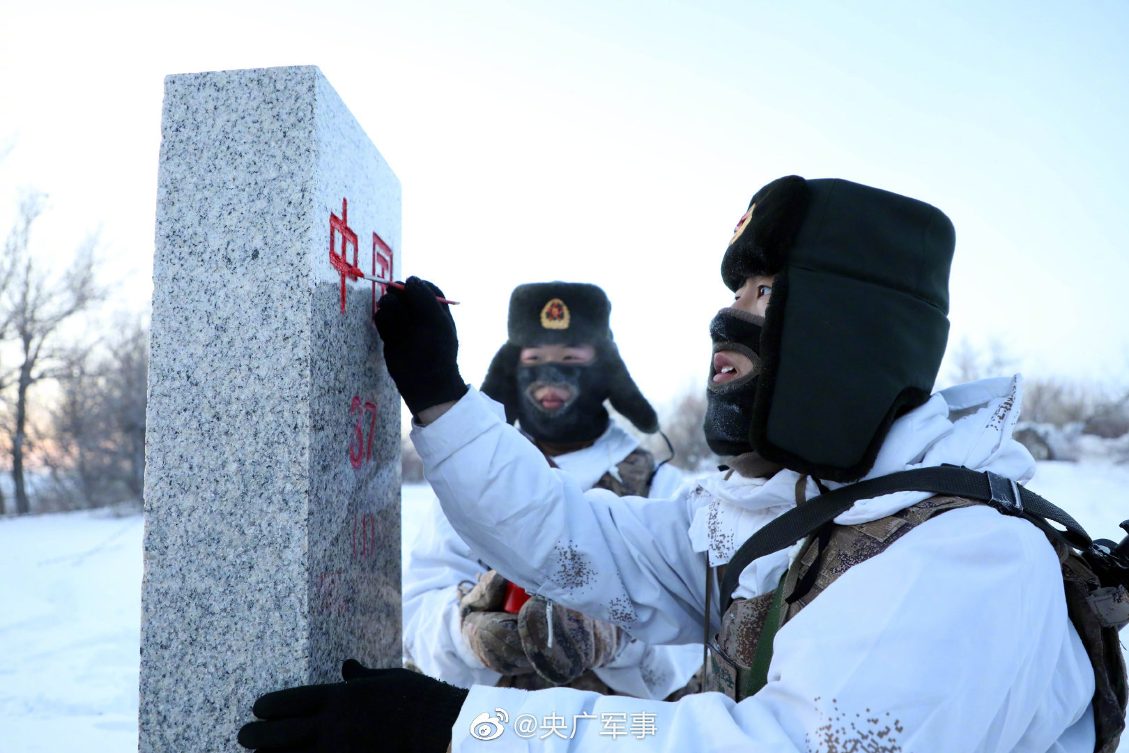 新疆阿勒泰军分区北湾边防连官兵驾驶摩托雪橇巡边关