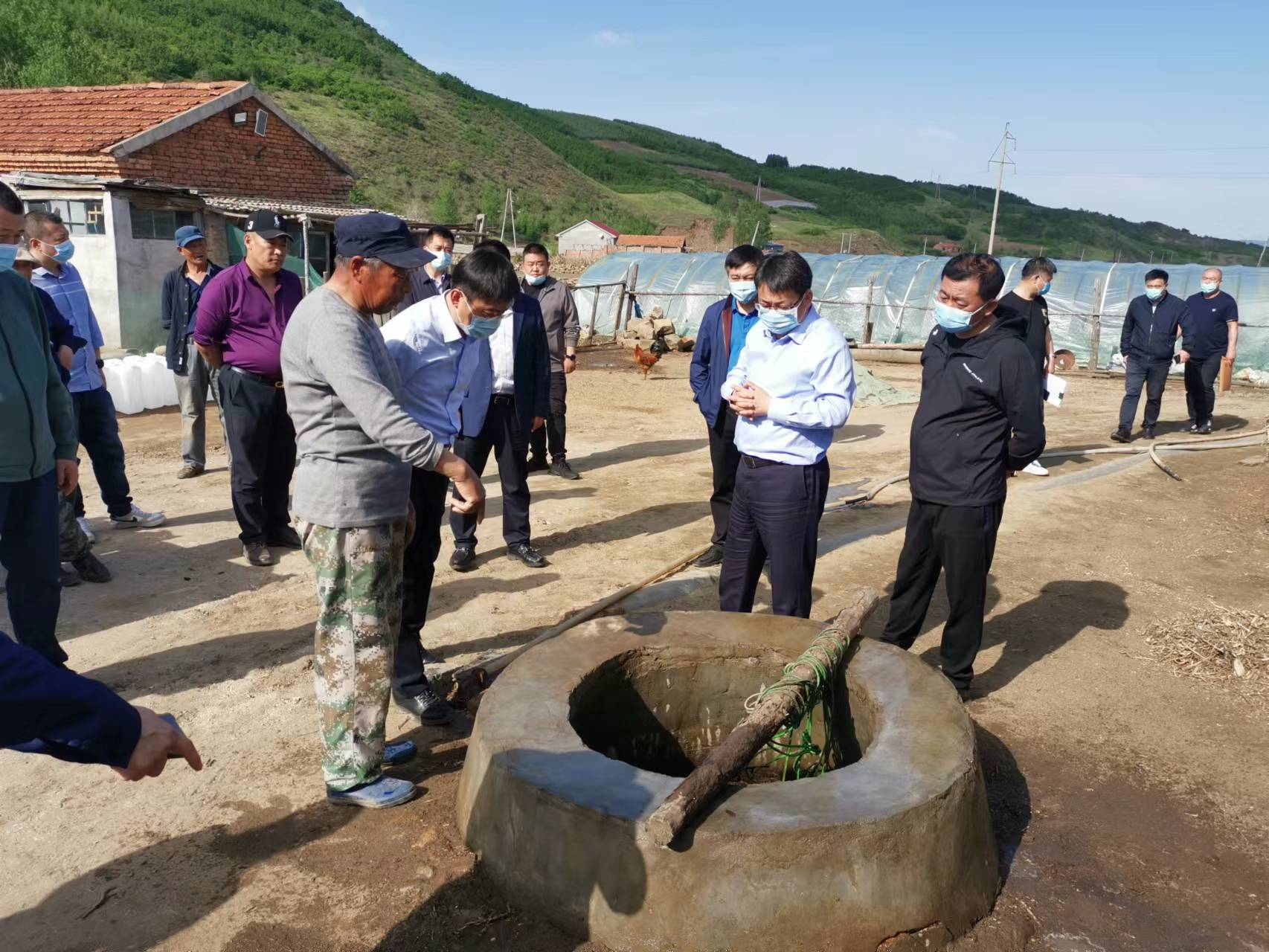 区政府主要领导亲自到河口村下访(央广网发 王一鸣 摄)俯下身子,实现