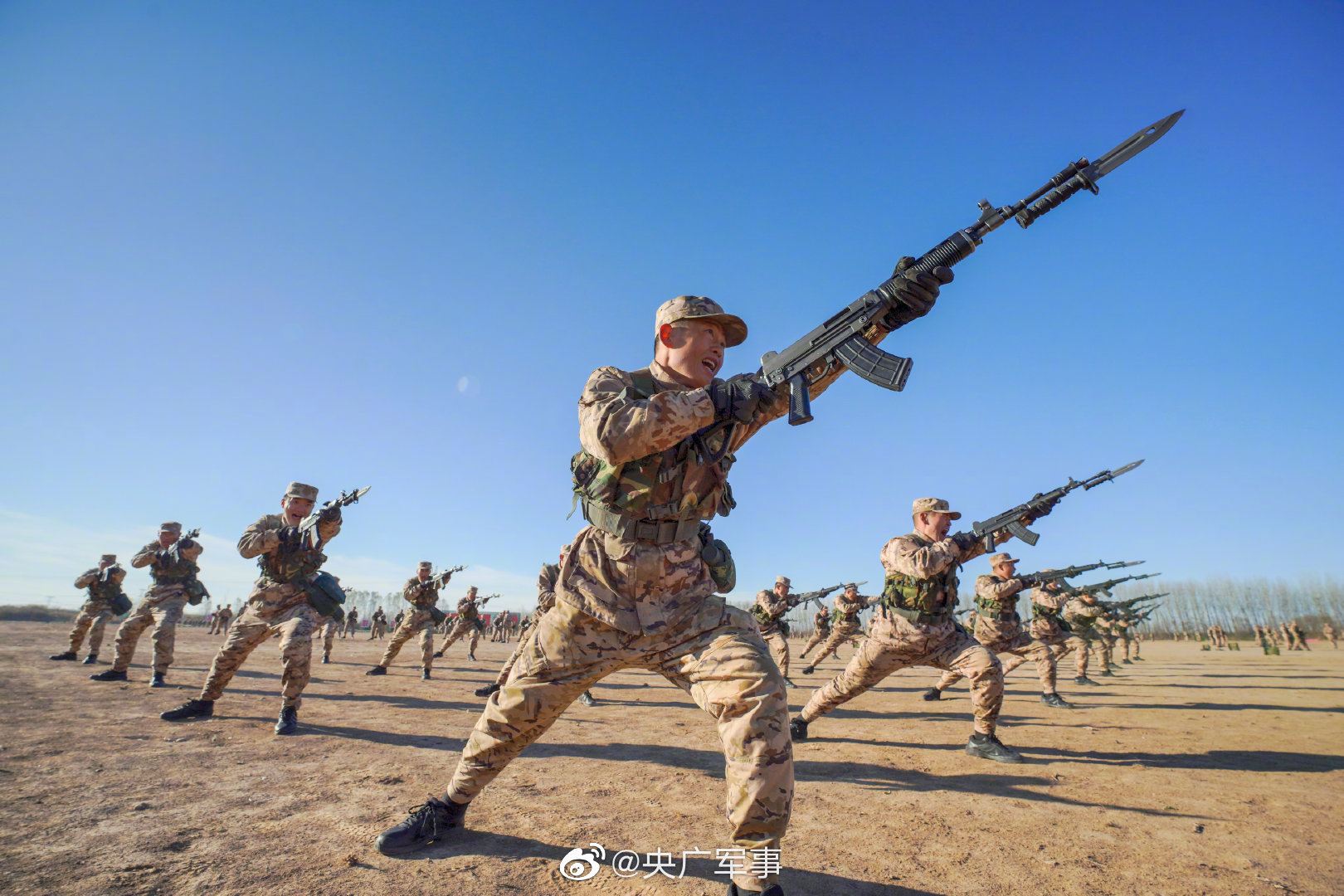 武警天津总队新兵团组织开展刺杀基础动作训练