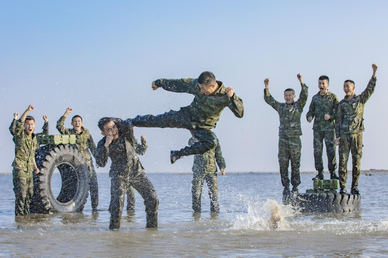 广西防城港武警官兵开展海域强化训练