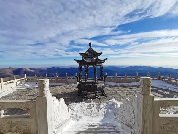 近日,山西忻州市五台山东台顶,游客在徒步赏雪景,白雪皑皑,在蓝天的