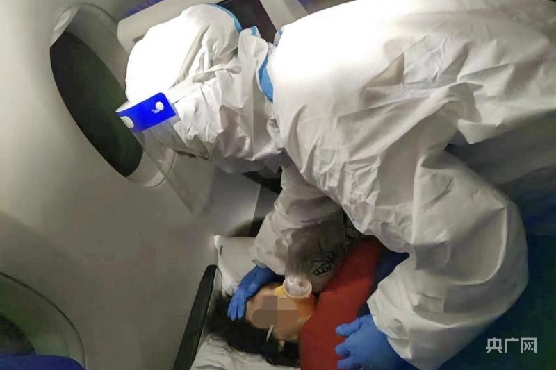 米乐m6手机版与死神赛跑！机组人员万米高空紧急救援(图1)