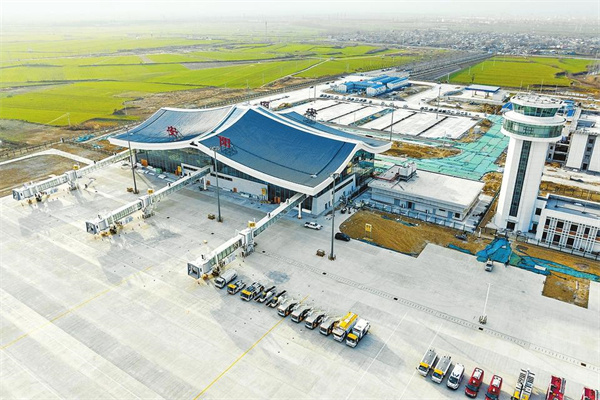 12月15日,安阳市汤阴县伏道镇与瓦岗乡交界处,红旗渠机场正在紧张施工