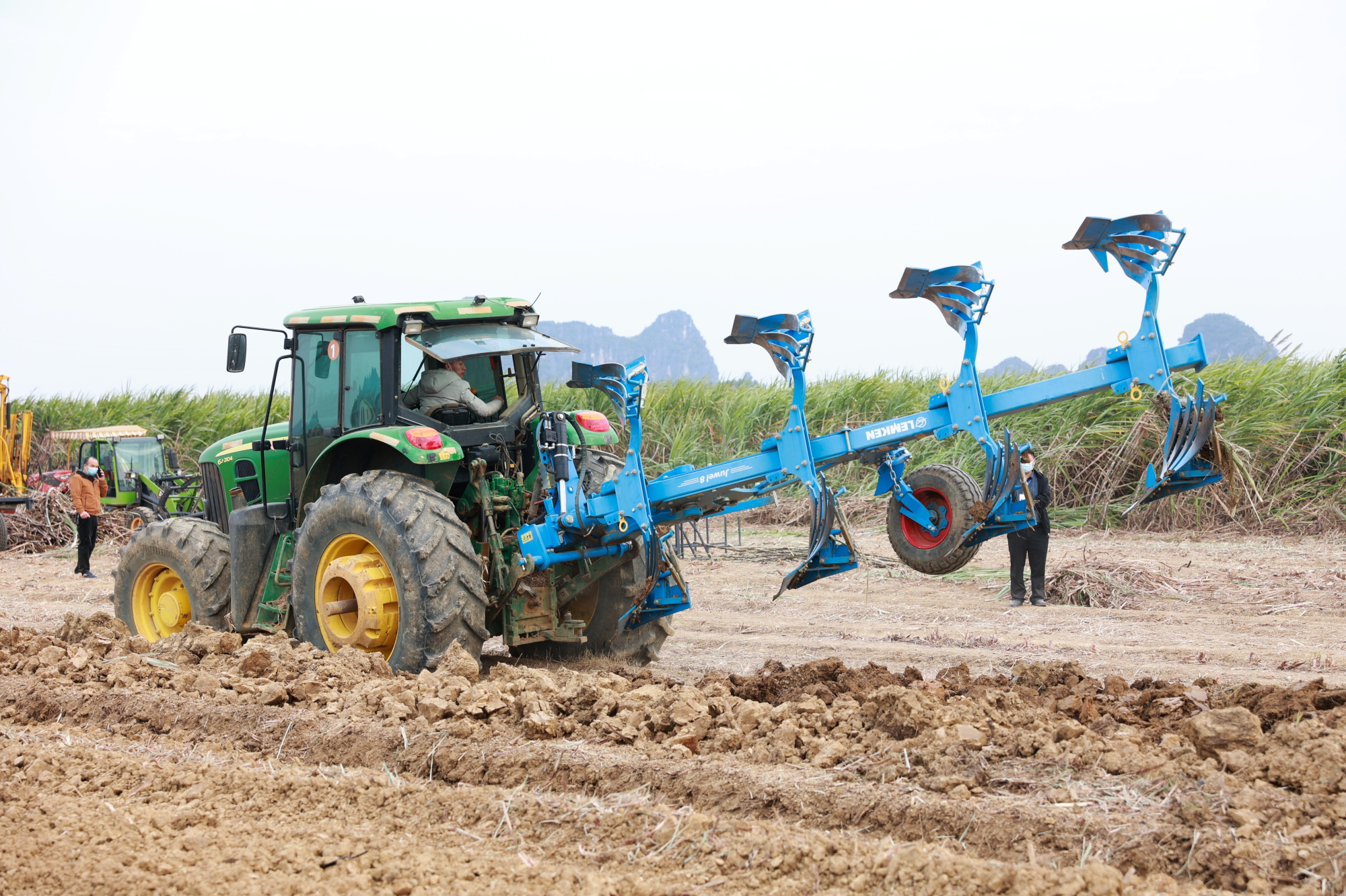 广西举行甘蔗种植机械化现场演示会_央广网